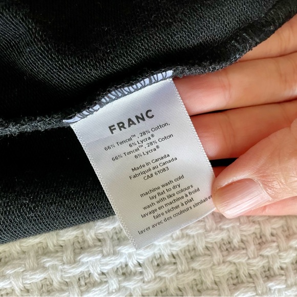 Black pencil skirt 🇨🇦 (made in Canada) - Picture 7 of 7